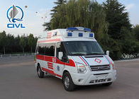 Meio longo da linha central da ambulância médica nova e ambulância médica do telhado alto